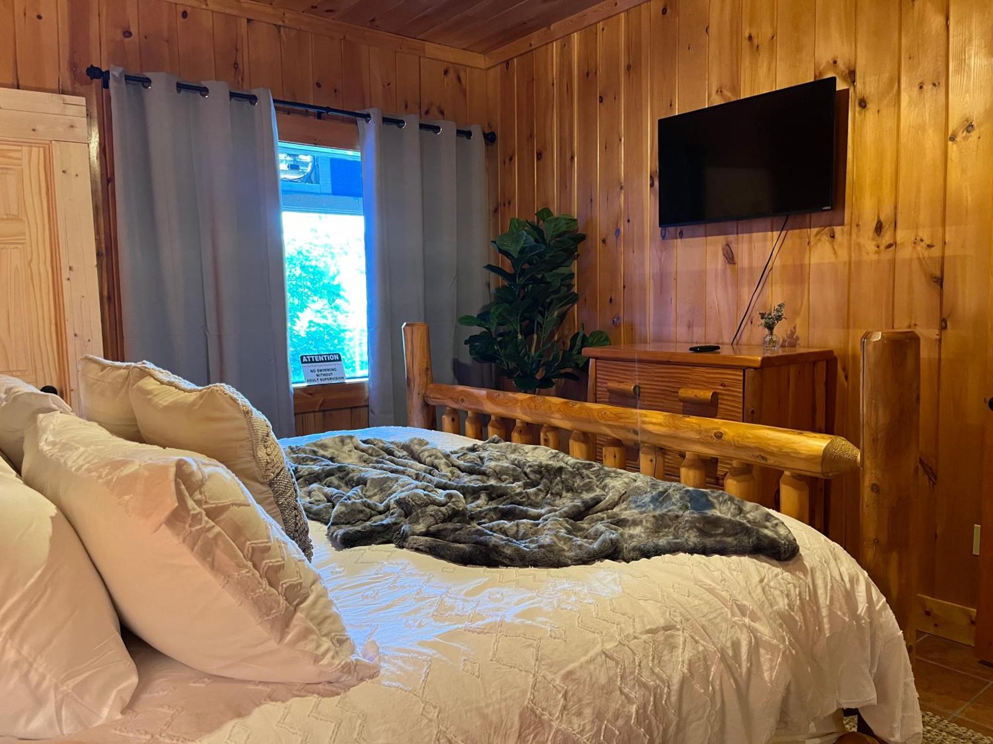 Splashtacular: Indoor Pool~gorgeous Views~hottub~gameroom~resort Chalet